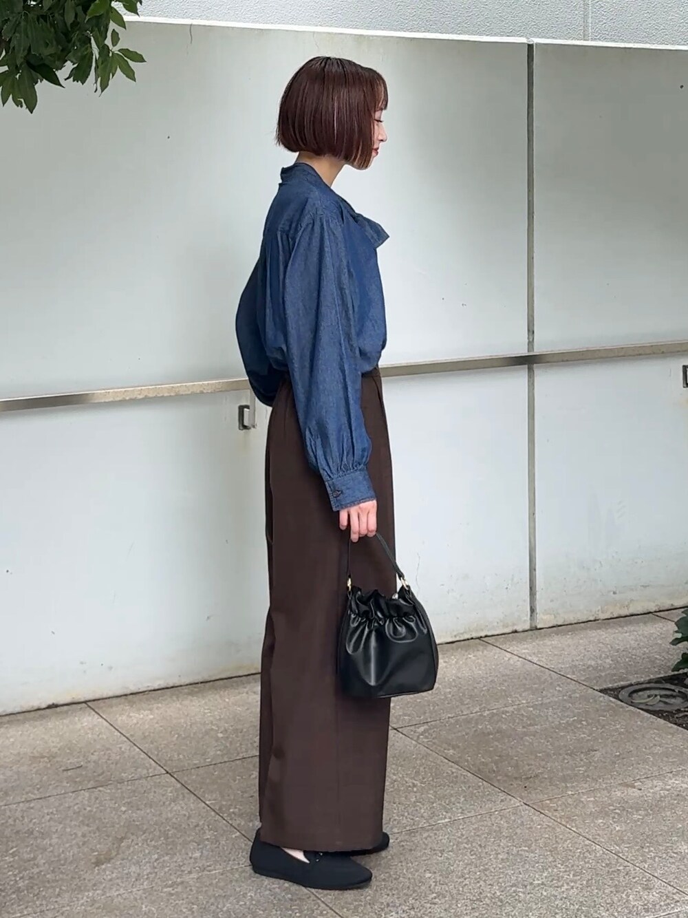 ブラウン系のその他パンツ、ブラック系のその他シューズ、ブラック系のショルダーバッグを着用したレディースの秋コーディネートの6枚目の写真