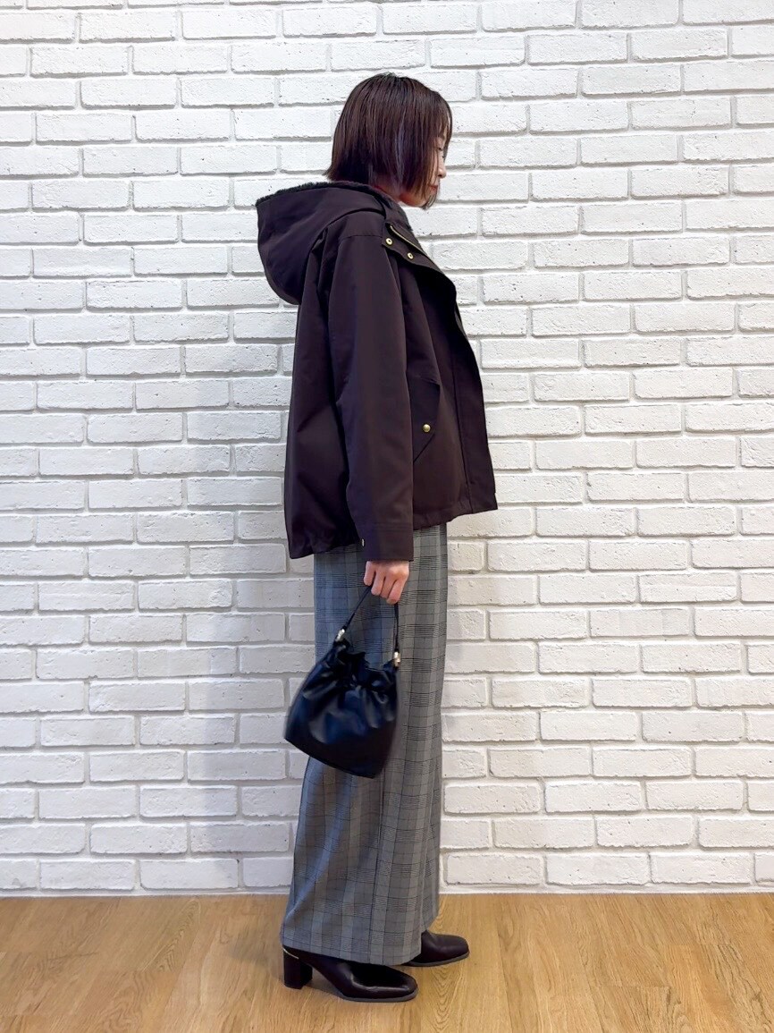 レッド系のニット/セーター、グレー系のその他パンツ、ブラウン系のブーツを着用したレディースの秋コーディネートの2枚目の写真