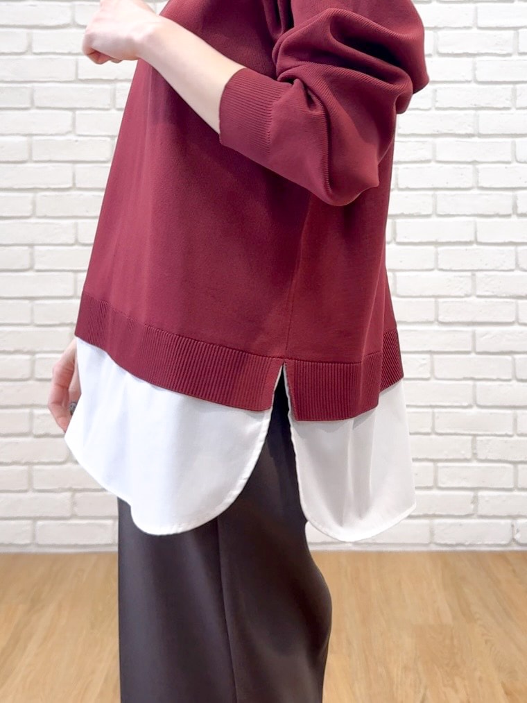 レッド系のニット/セーター、ブラウン系のその他パンツ、ブラウン系のパンプスを着用したレディースの秋コーディネートの8枚目の写真