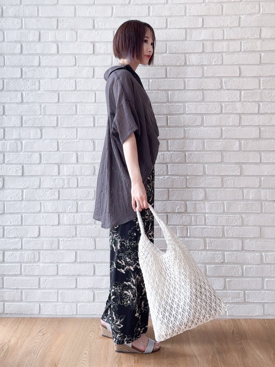 グレー系のシャツ/ブラウス、ブラック系のその他パンツ、シルバー系のサンダルを着用したレディースの夏コーディネートの2枚目の写真