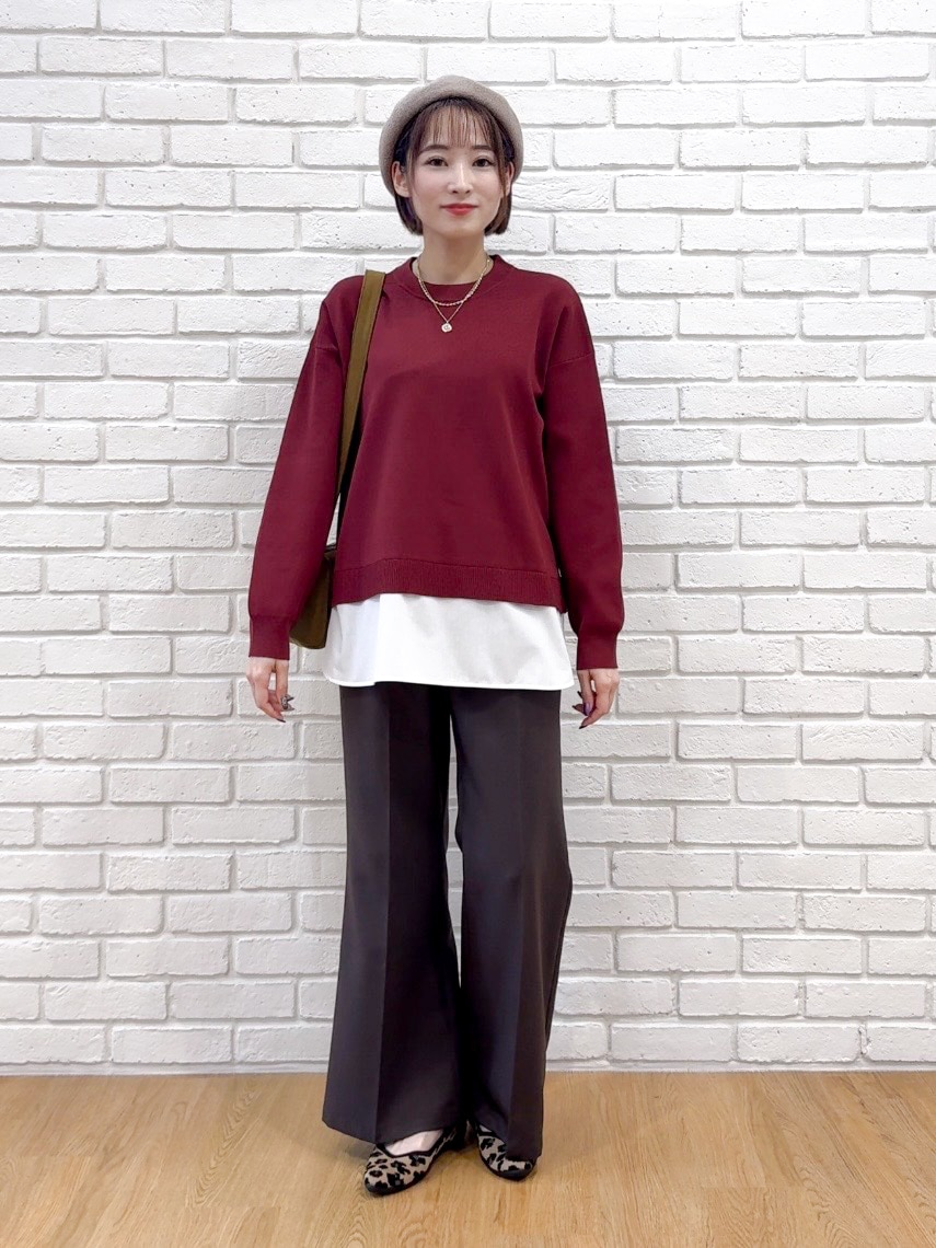 レッド系のニット/セーター、ブラウン系のその他パンツ、ブラウン系のパンプスを着用したレディースの秋コーディネートの6枚目の写真
