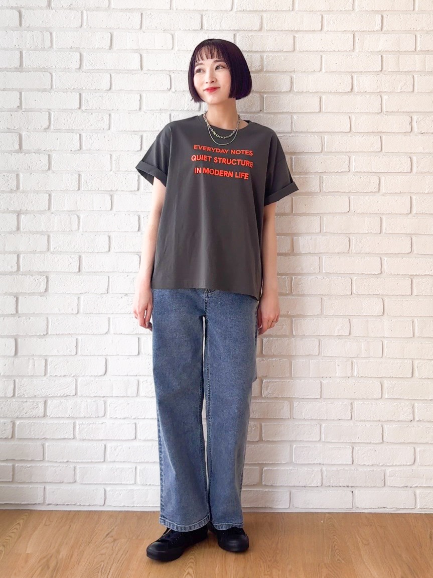 グレー系のTシャツ/カットソー、ブルー系のデニムパンツ、ホワイト系のショルダーバッグを着用したレディースの夏コーディネートの7枚目の写真