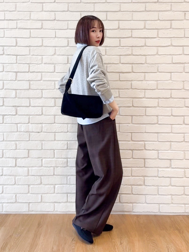 グレー系のTシャツ/カットソー、ブラウン系のその他パンツ、ブラック系のその他シューズを着用したレディースの秋コーディネートの2枚目の写真