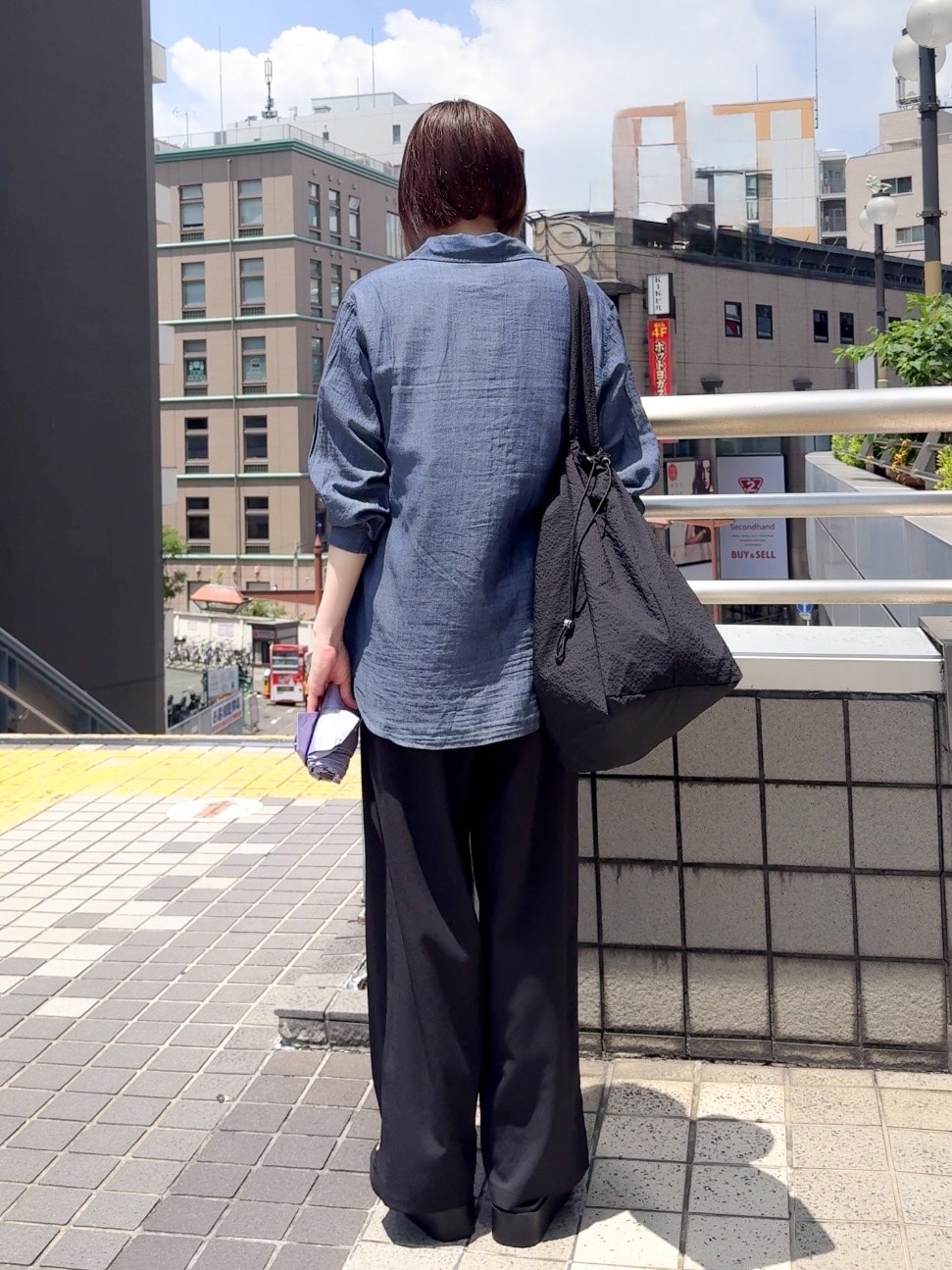 ブルー系のシャツ/ブラウス、ホワイト系のTシャツ/カットソー、ブラック系のその他パンツを着用したレディースの夏コーディネートの6枚目の写真