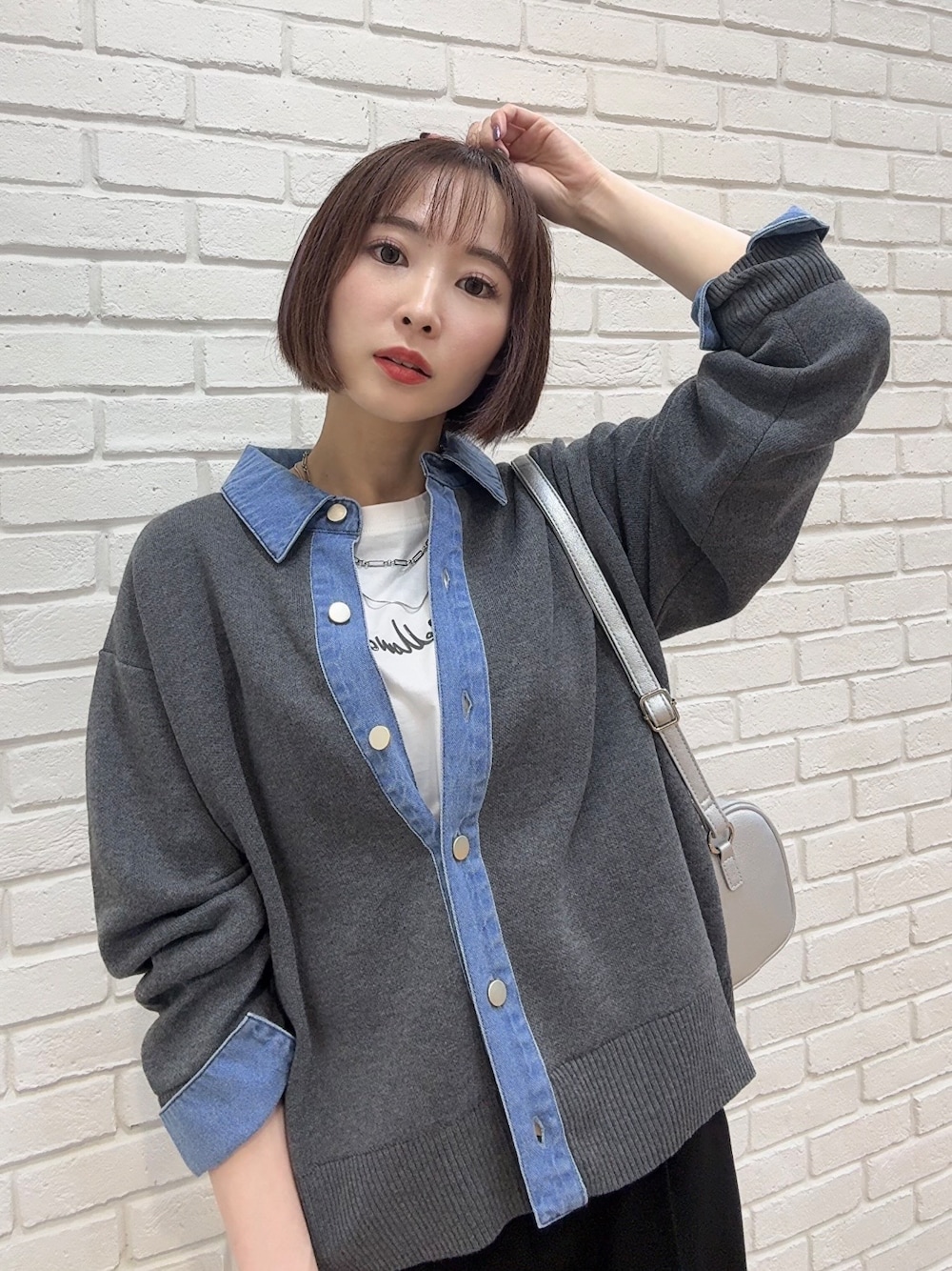 グレー系のカーディガン/ボレロ、ホワイト系のTシャツ/カットソー、ブラック系のその他パンツを着用したレディースの秋コーディネートの10枚目の写真
