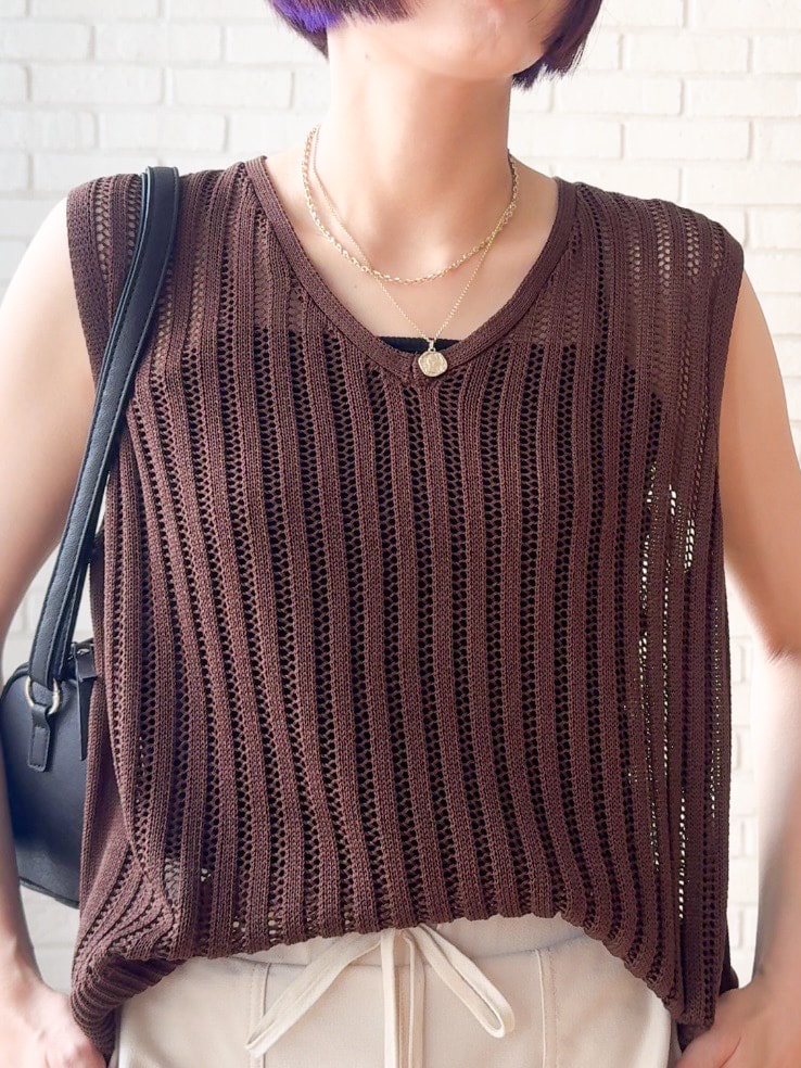ブラック系のタンクトップ、ホワイト系のその他パンツ、ブラック系のサンダルを着用したレディースの夏コーディネートの8枚目の写真