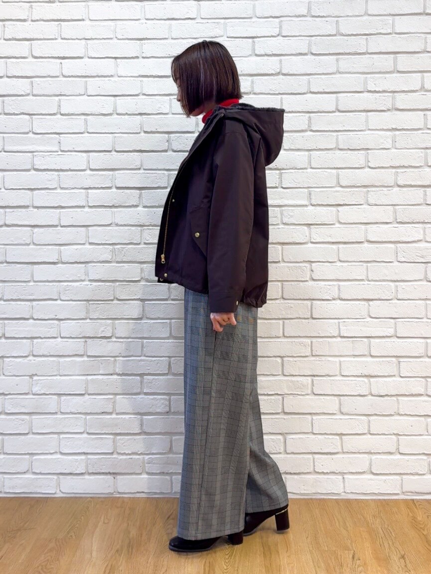 レッド系のニット/セーター、グレー系のその他パンツ、ブラウン系のブーツを着用したレディースの秋コーディネートの4枚目の写真