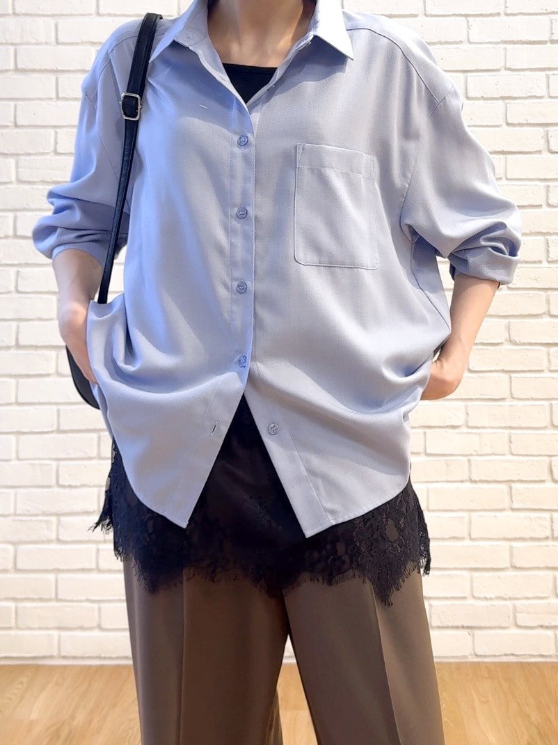ブルー系のシャツ/ブラウス、ブラック系のTシャツ/カットソー、ブラウン系のパンプスを着用したレディースの秋コーディネートの6枚目の写真
