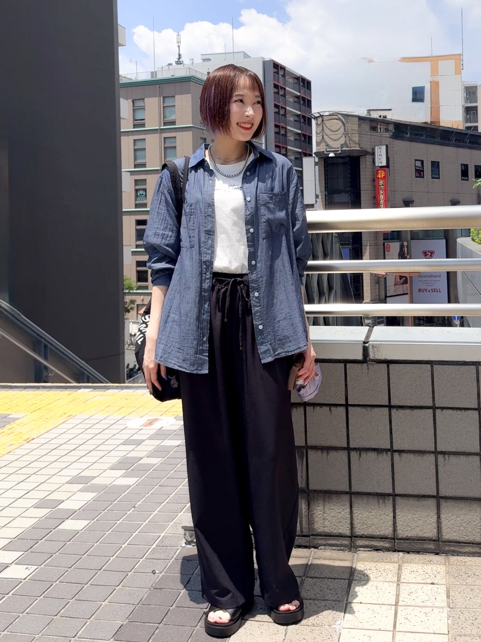 ブルー系のシャツ/ブラウス、ホワイト系のTシャツ/カットソー、ブラック系のその他パンツを着用したレディースの夏コーディネートの4枚目の写真