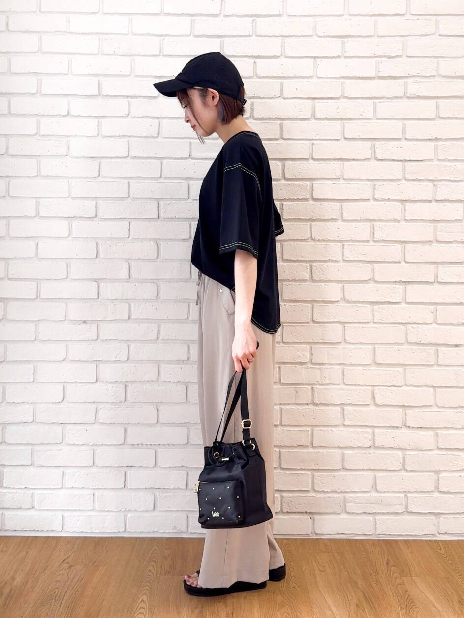 ブラック系のTシャツ/カットソー、ベージュ系のその他パンツ、ブラック系のサンダルを着用したレディースの夏コーディネートの4枚目の写真