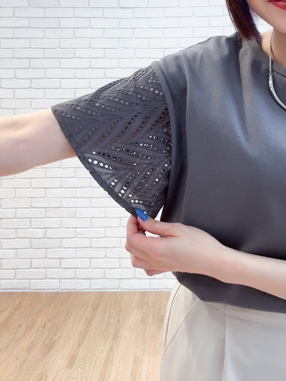 グレー系のTシャツ/カットソー、ベージュ系のその他パンツ、ブラウン系のサンダルを着用したレディースの夏コーディネートの6枚目の写真