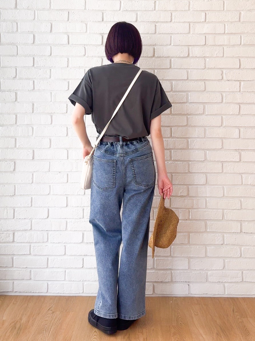 グレー系のTシャツ/カットソー、ブルー系のデニムパンツ、ホワイト系のショルダーバッグを着用したレディースの夏コーディネートの3枚目の写真