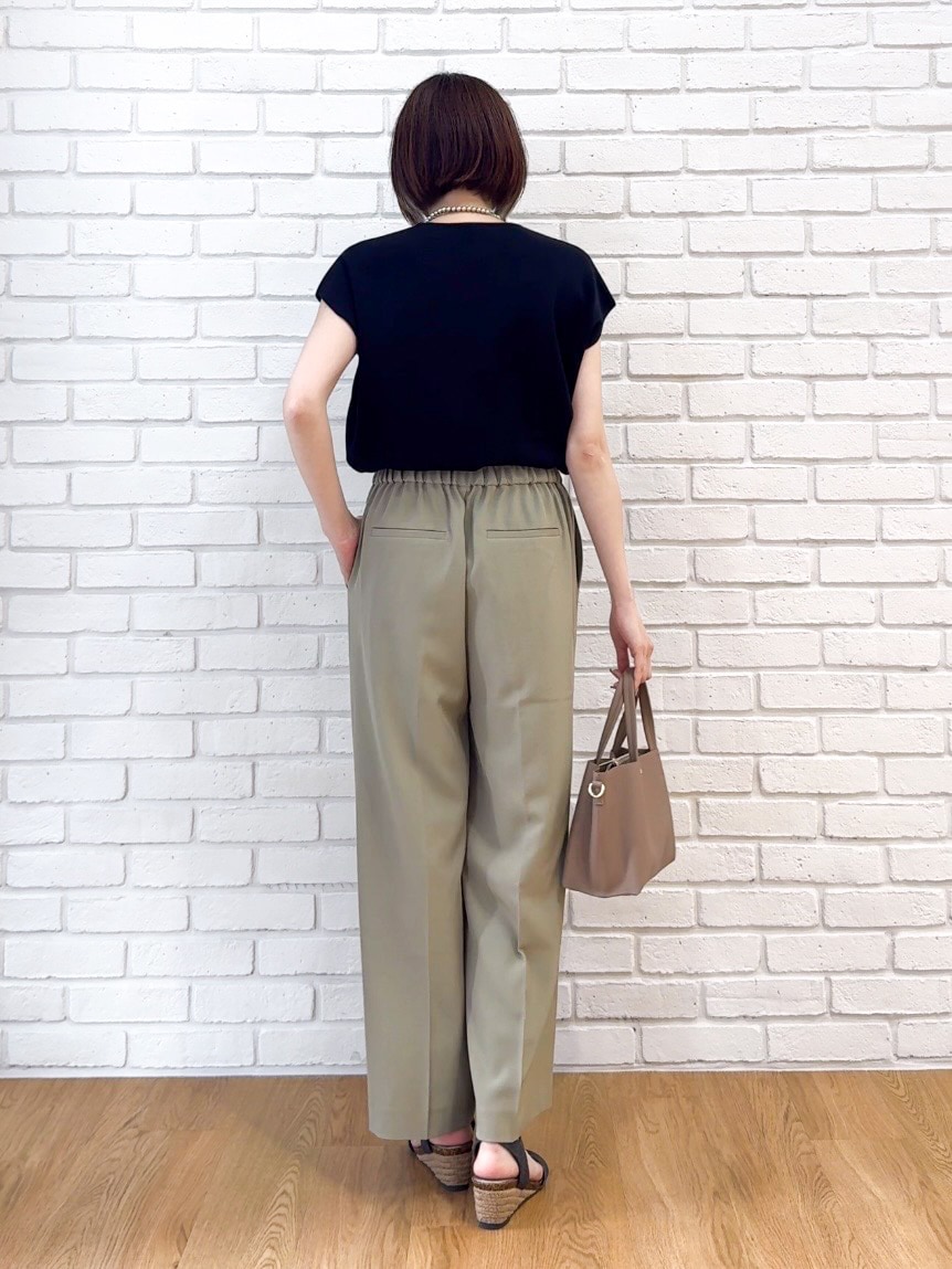 ブラック系のニット/セーター、グリーン系のその他パンツ、ブラック系のサンダルを着用したレディースの夏コーディネートの3枚目の写真