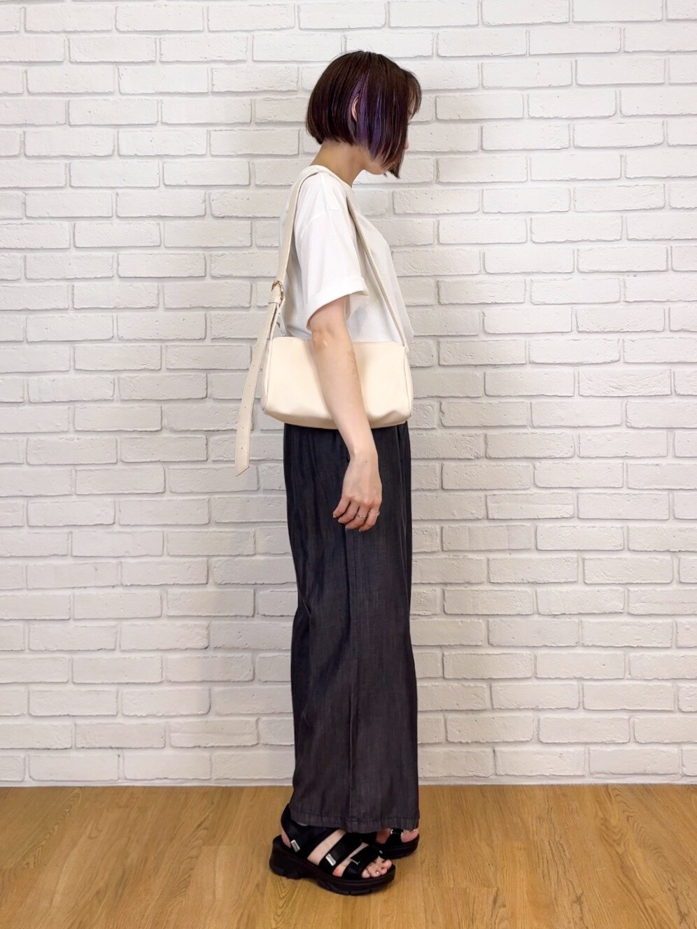 ホワイト系のTシャツ/カットソー、ブルー系のシャツ/ブラウス、ブラック系のその他パンツを着用したレディースの夏コーディネートの8枚目の写真