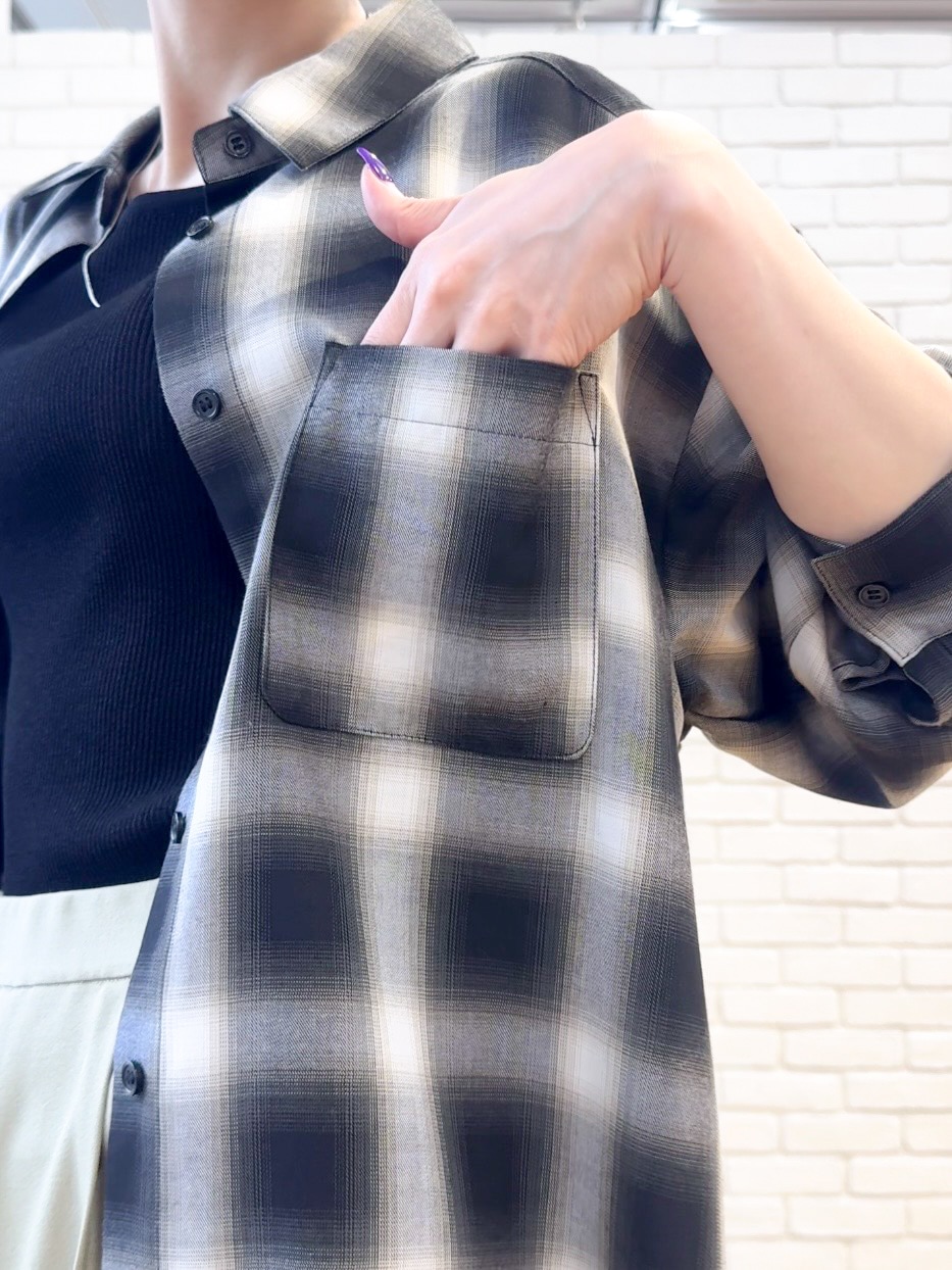 グレー系のシャツ/ブラウス、ブラック系のニット/セーター、グリーン系のその他パンツを着用したレディースの秋コーディネートの5枚目の写真