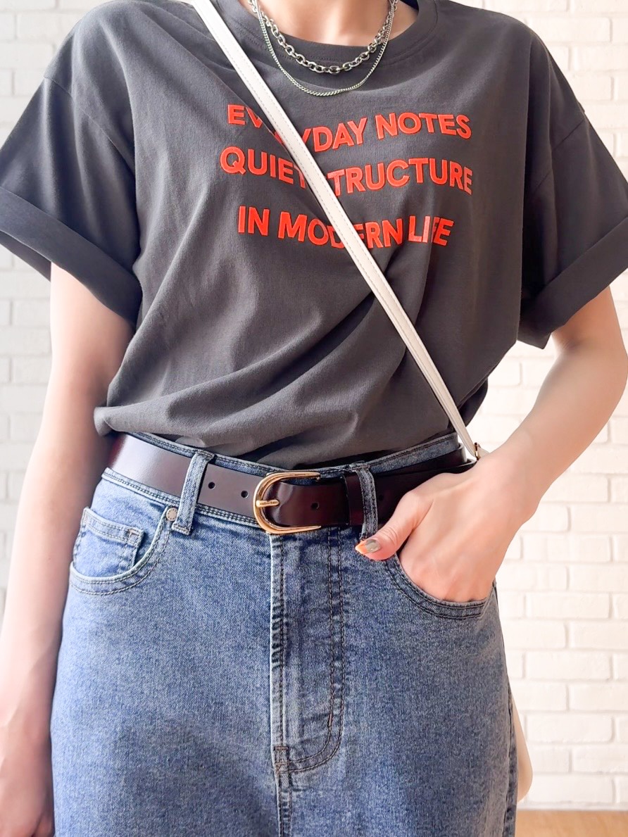 グレー系のTシャツ/カットソー、ブルー系のデニムパンツ、ホワイト系のショルダーバッグを着用したレディースの夏コーディネートの6枚目の写真