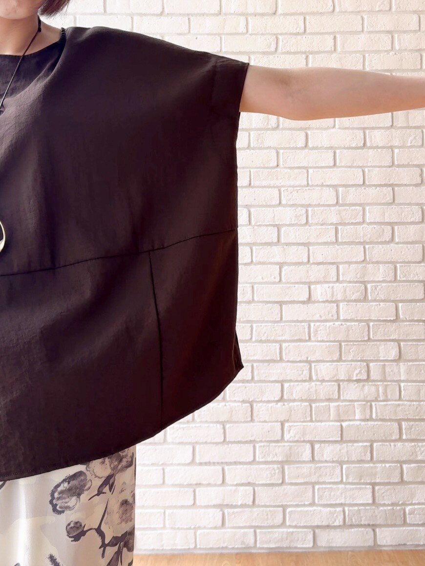 ブラウン系のTシャツ/カットソー、ホワイト系のその他パンツ、ホワイト系のトートバッグを着用したレディースの夏コーディネートの7枚目の写真