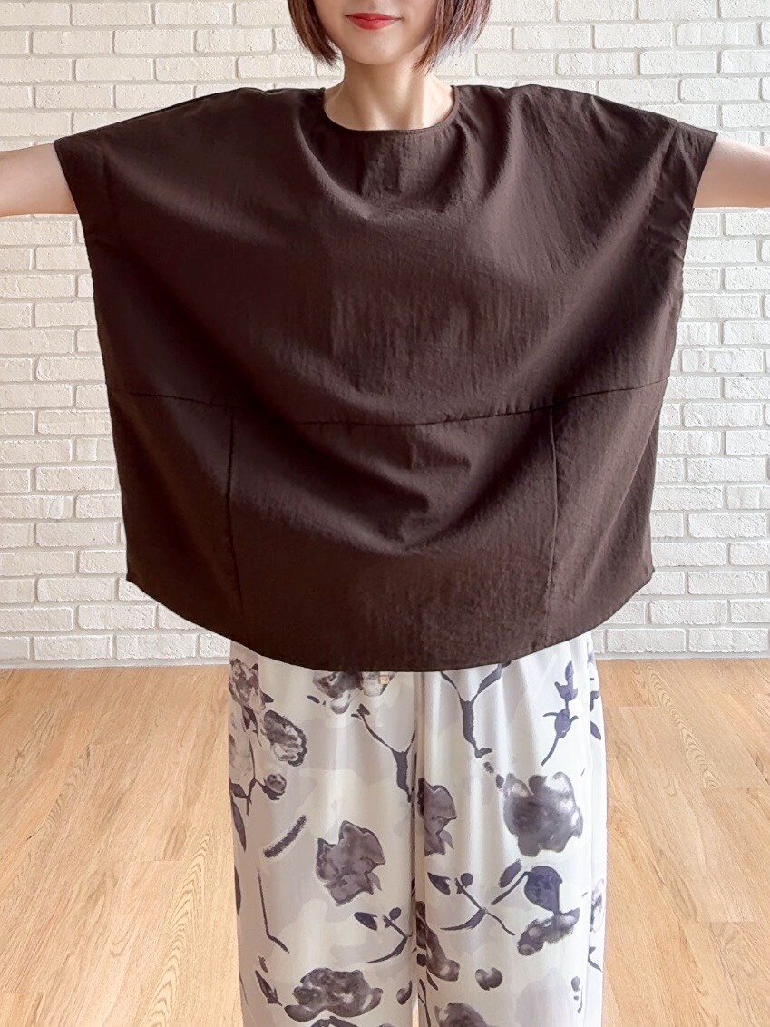 ブラウン系のTシャツ/カットソー、ホワイト系のその他パンツ、ホワイト系のトートバッグを着用したレディースの夏コーディネートの8枚目の写真