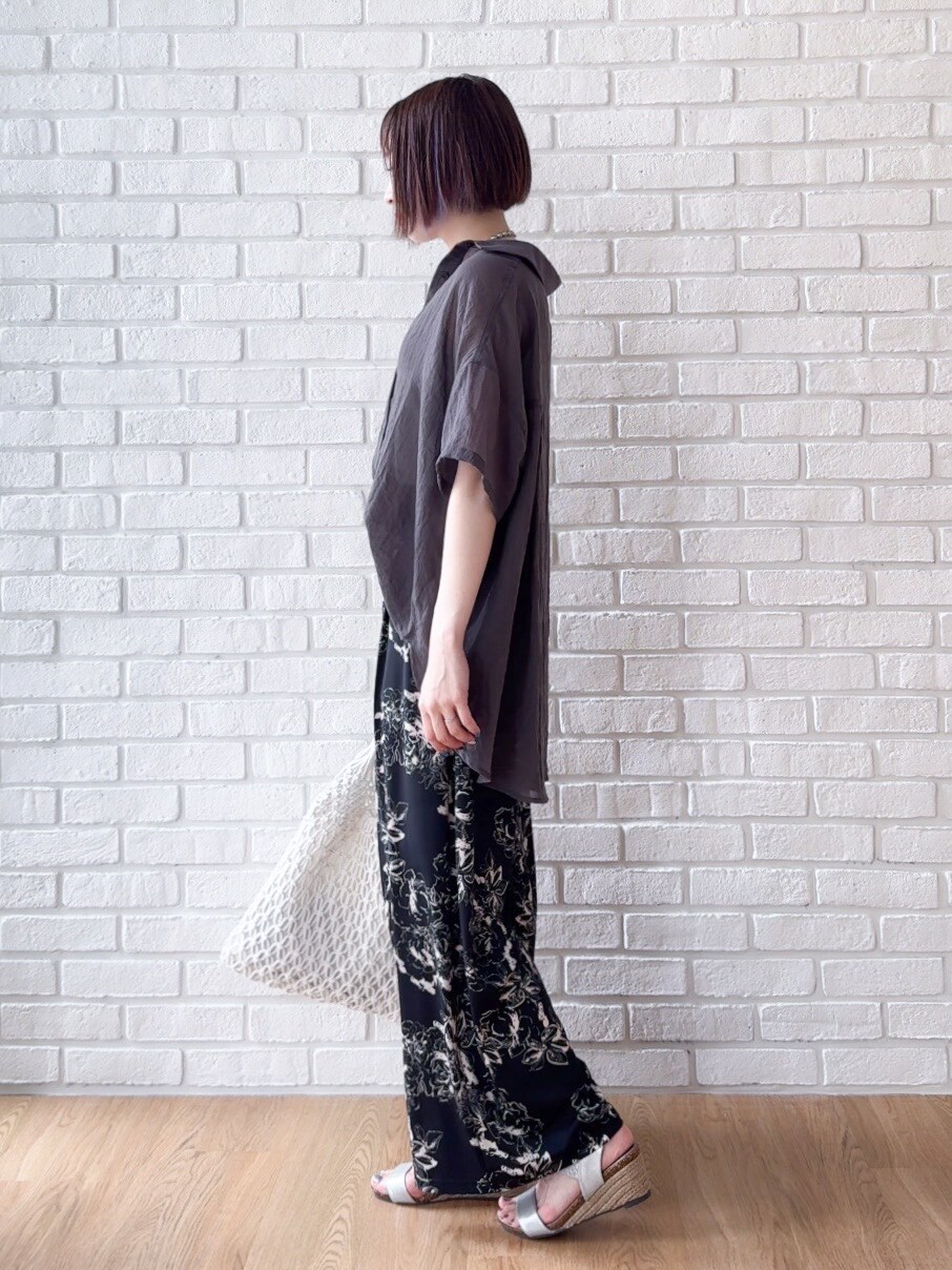 グレー系のシャツ/ブラウス、ブラック系のその他パンツ、シルバー系のサンダルを着用したレディースの夏コーディネートの4枚目の写真