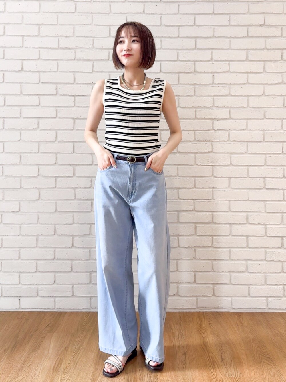 ベージュ系のニット/セーター、ブルー系のその他パンツ、ブラウン系のサンダルを着用したレディースの夏コーディネートの8枚目の写真