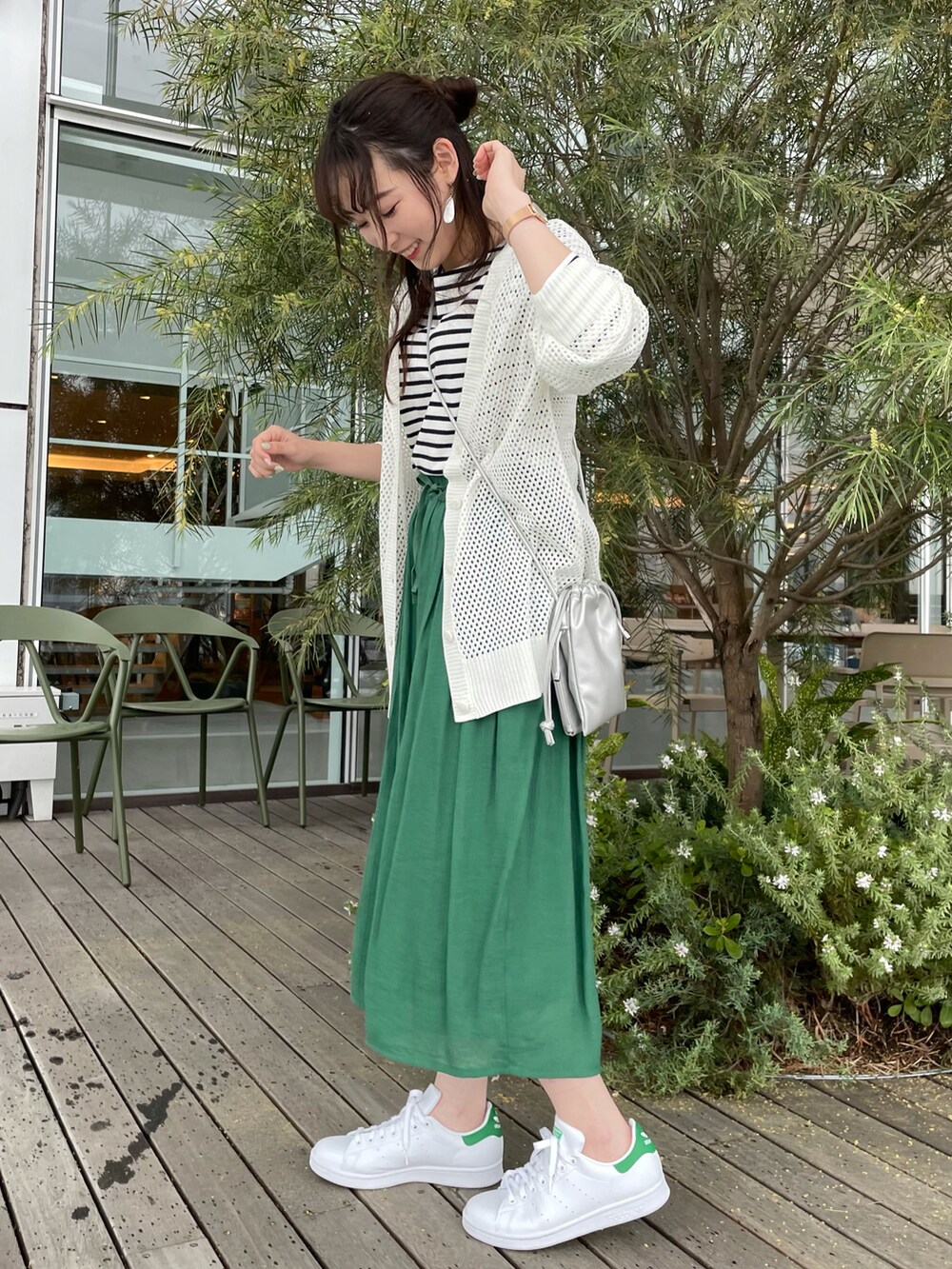 ブラック系のTシャツ/カットソー、ホワイト系のカーディガン/ボレロ、グリーン系のその他パンツを着用したレディースの春コーディネートの2枚目の写真