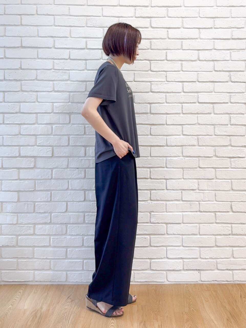 グレー系のTシャツ/カットソー、ブラック系のその他パンツ、ブラック系のサンダルを着用したレディースの夏コーディネートの6枚目の写真