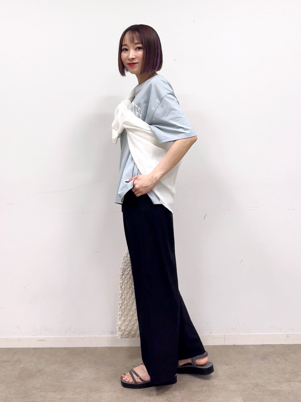 ホワイト系のシャツ/ブラウス、ブラック系のその他パンツ、グレー系のサンダルを着用したレディースの春コーディネートの2枚目の写真