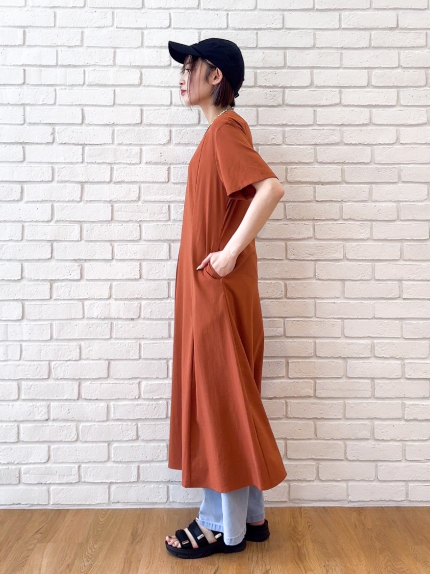 オレンジ系のワンピース、ブラック系のシャツ/ブラウス、ブルー系のその他パンツを着用したレディースの夏コーディネートの8枚目の写真