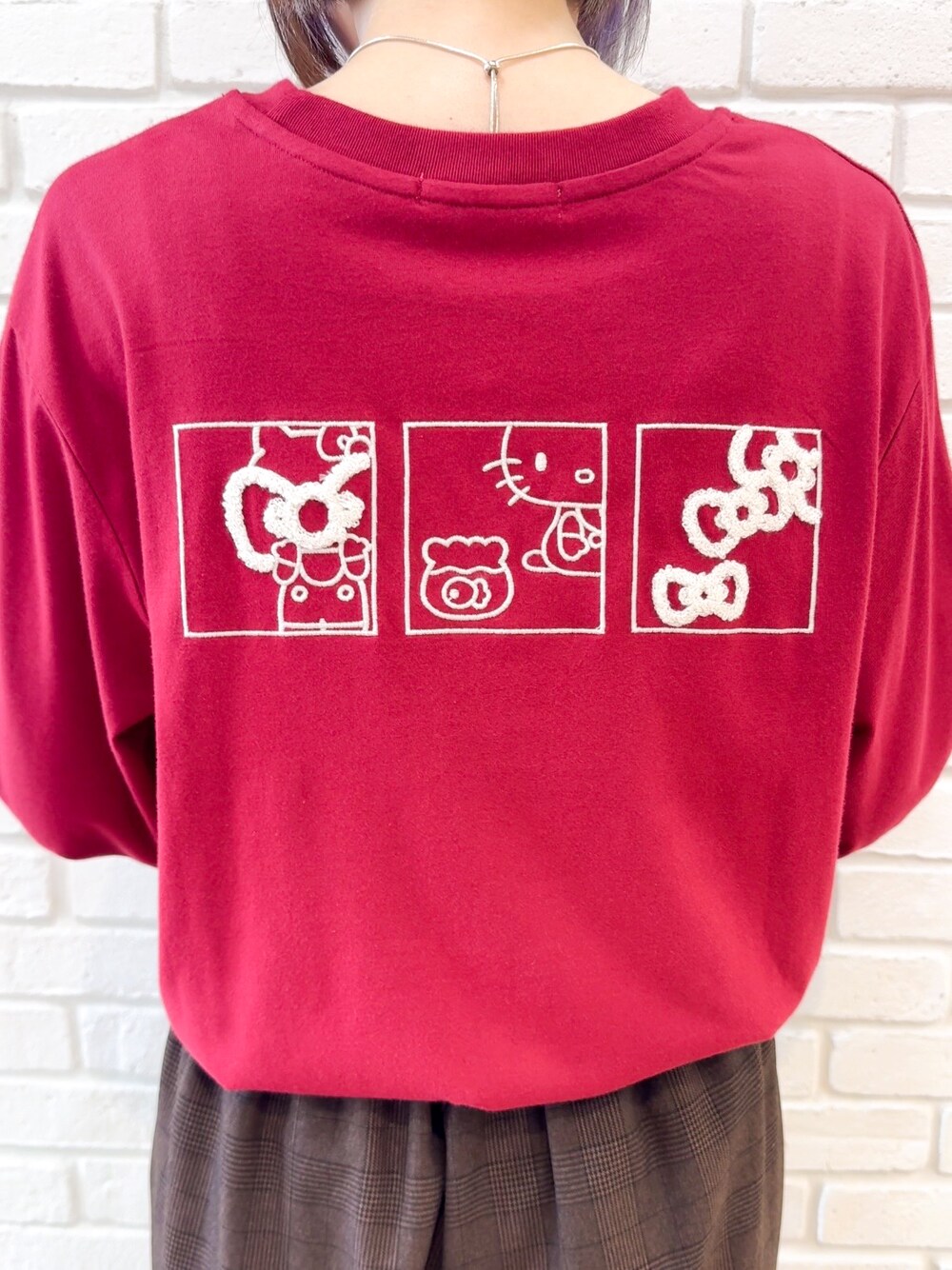 レッド系のTシャツ/カットソー、ブラウン系のその他パンツ、ブラウン系のその他シューズを着用したレディースの秋コーディネートの5枚目の写真