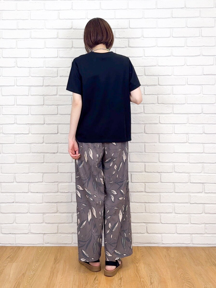 ブラック系のTシャツ/カットソー、ブラウン系のその他パンツ、ブラック系のサンダルを着用したレディースの夏コーディネートの10枚目の写真