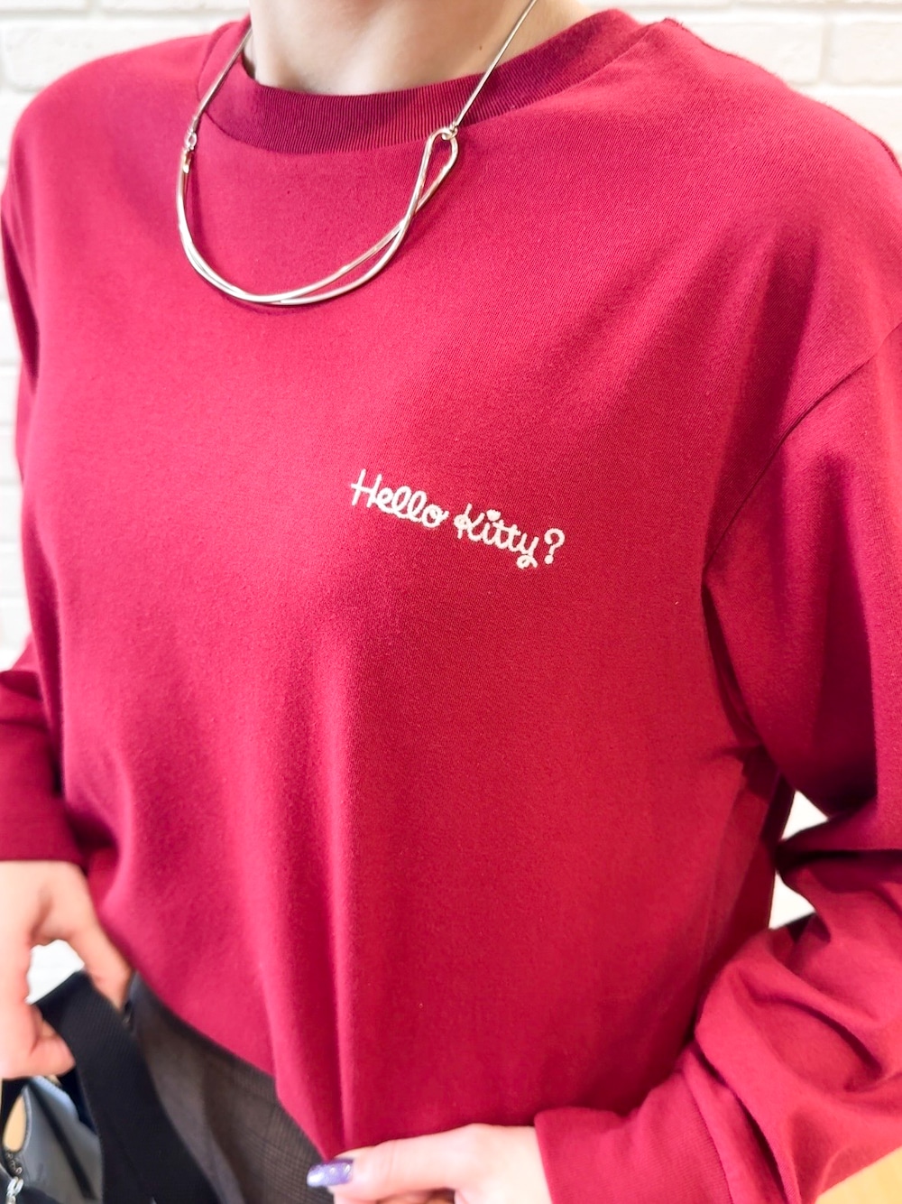 レッド系のTシャツ/カットソー、ブラウン系のその他パンツ、ブラウン系のその他シューズを着用したレディースの秋コーディネートの6枚目の写真
