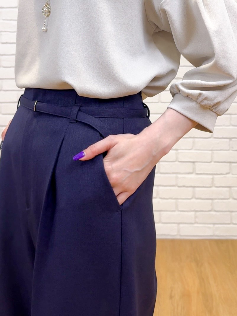 ブルー系のその他パンツ、ブラック系のパンプスを着用したレディースの夏コーディネートの10枚目の写真