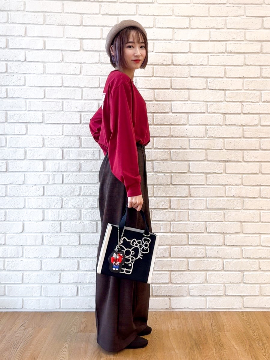 レッド系のTシャツ/カットソー、ブラウン系のその他パンツ、ブラウン系のその他シューズを着用したレディースの秋コーディネートの2枚目の写真