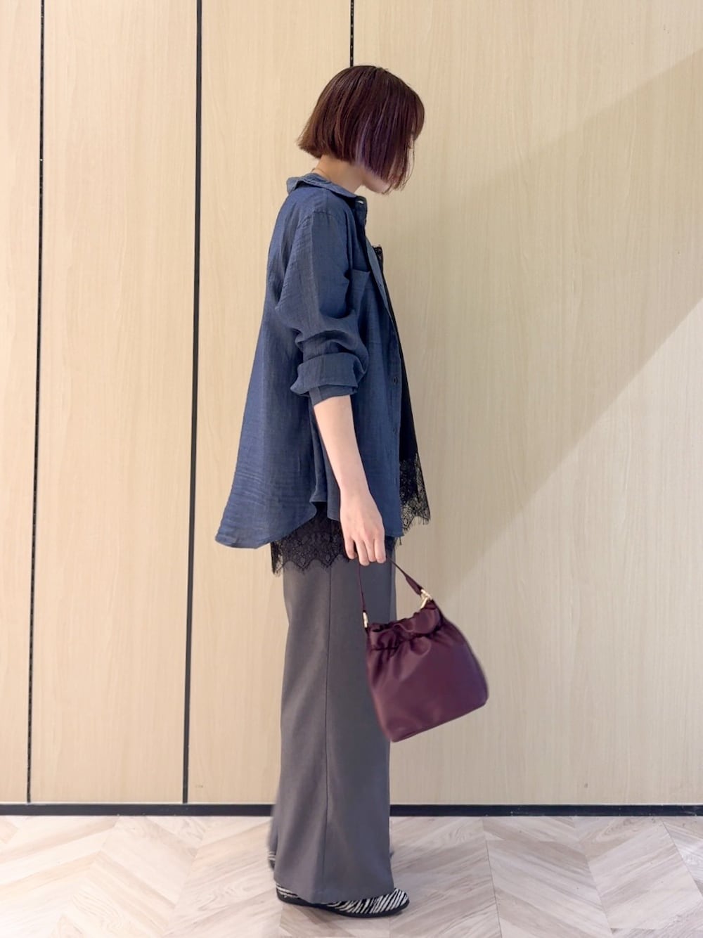 ブルー系のシャツ/ブラウス、ブラック系のTシャツ/カットソー、ブラック系のタンクトップを着用したレディースの秋コーディネートの2枚目の写真
