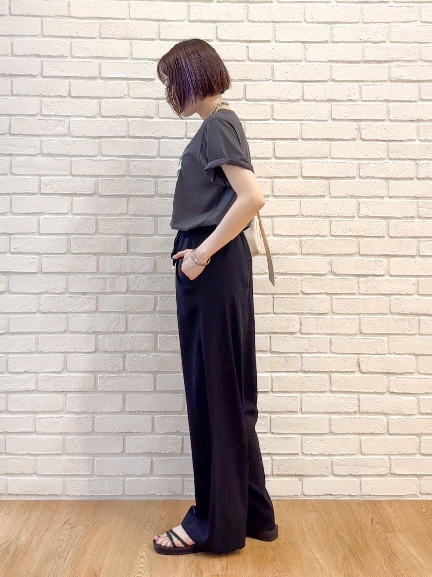 グレー系のTシャツ/カットソー、ブラック系のその他パンツ、ブラック系のサンダルを着用したレディースの夏コーディネートの4枚目の写真