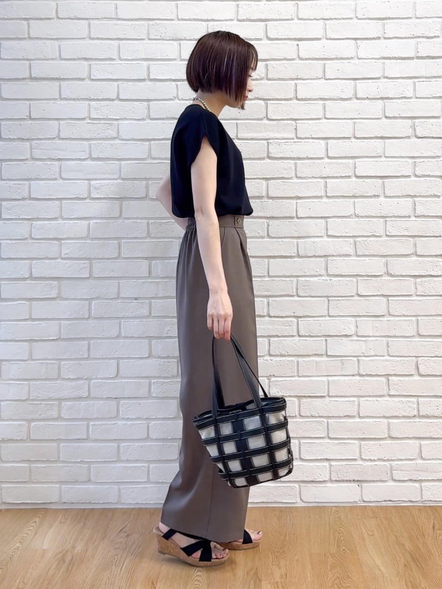 ブラック系のニット/セーター、ブラウン系のその他パンツ、ブラック系のサンダルを着用したレディースの夏コーディネートの2枚目の写真