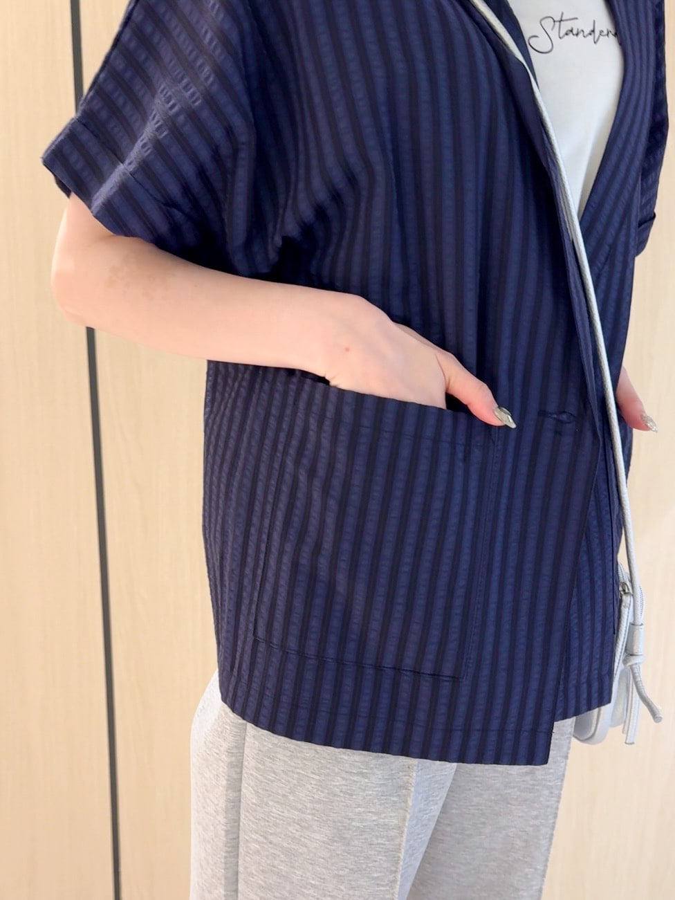 ブルー系のテーラードジャケット、ホワイト系のTシャツ/カットソー、グレー系のその他パンツを着用したレディースの夏コーディネートの6枚目の写真
