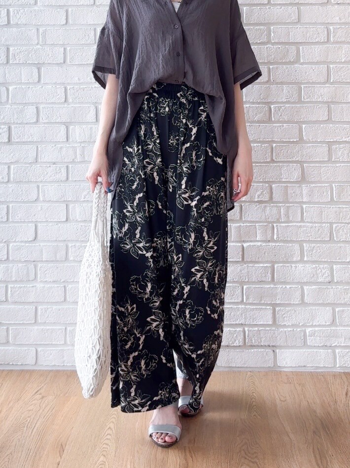 グレー系のシャツ/ブラウス、ブラック系のその他パンツ、シルバー系のサンダルを着用したレディースの夏コーディネートの8枚目の写真
