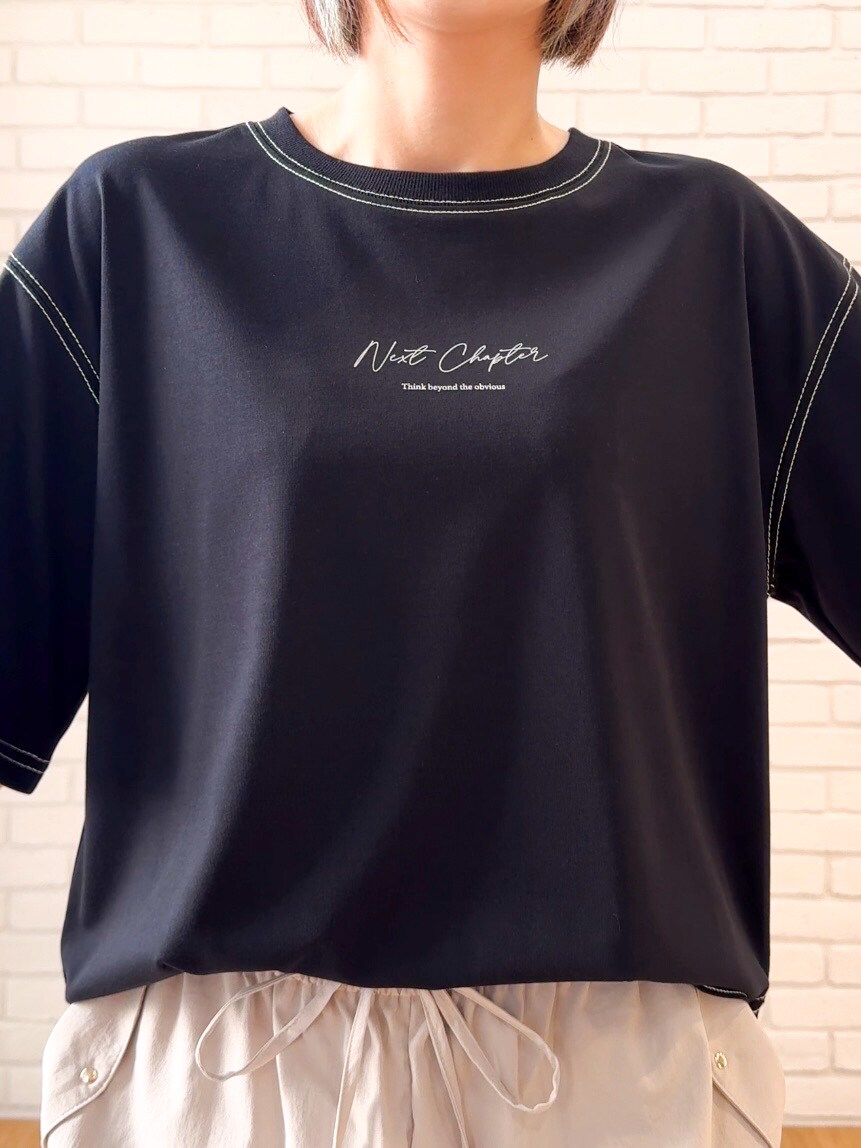 ブラック系のTシャツ/カットソー、ベージュ系のその他パンツ、ブラック系のサンダルを着用したレディースの夏コーディネートの8枚目の写真