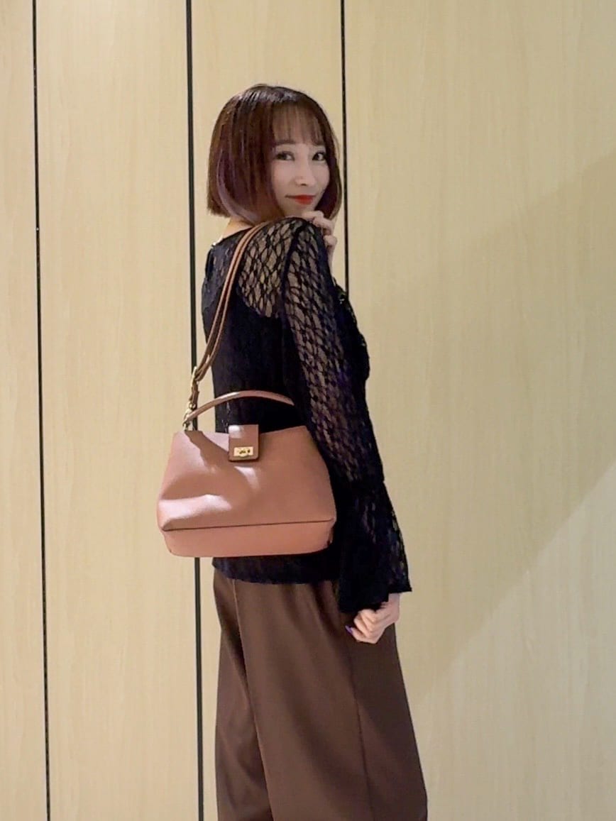 ブラック系のTシャツ/カットソー、ブラウン系のその他パンツ、ブラック系のその他シューズを着用したレディースの秋コーディネートの6枚目の写真