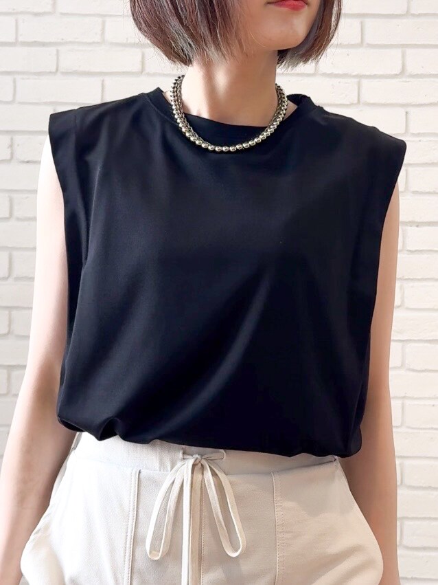 ブラック系のTシャツ/カットソー、ホワイト系のその他パンツ、ブラック系のサンダルを着用したレディースの夏コーディネートの7枚目の写真