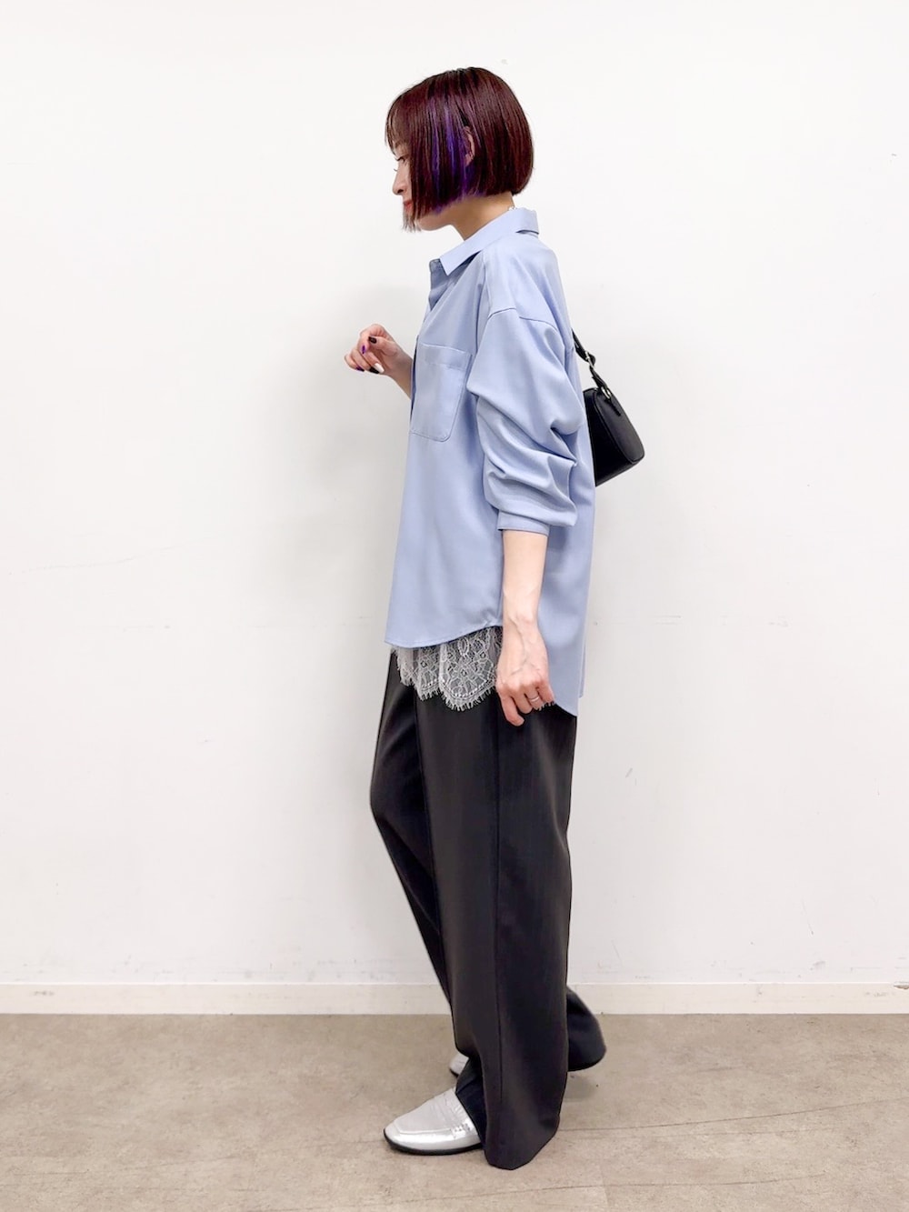 ホワイト系のTシャツ/カットソー、シルバー系のパンプス、ブラック系のショルダーバッグを着用したレディースの夏コーディネートの4枚目の写真