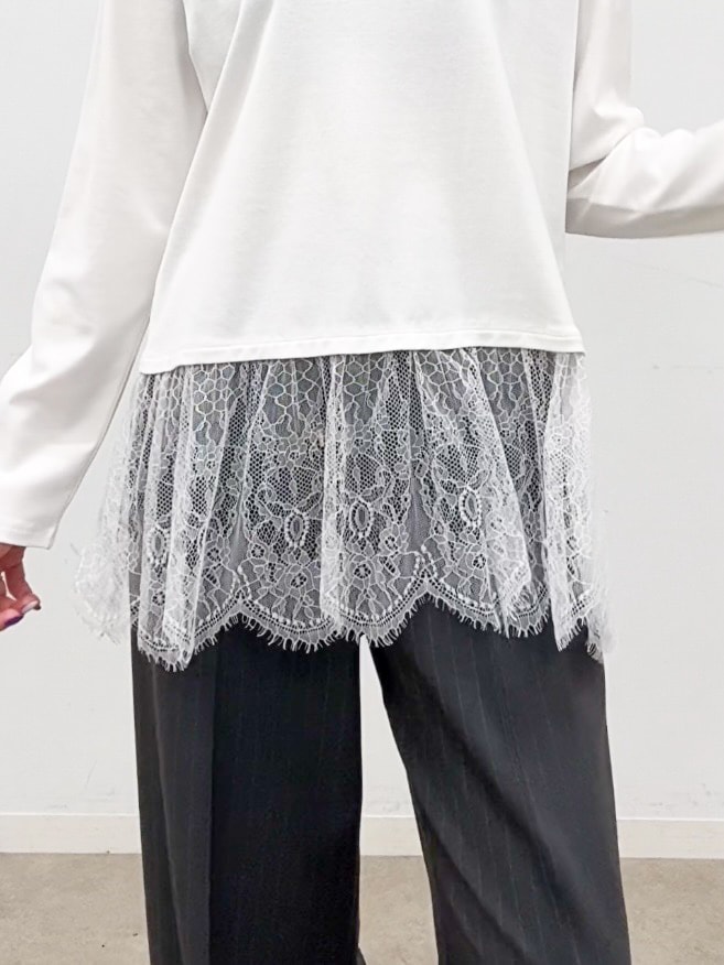 ホワイト系のTシャツ/カットソー、シルバー系のパンプス、ブラック系のショルダーバッグを着用したレディースの夏コーディネートの7枚目の写真