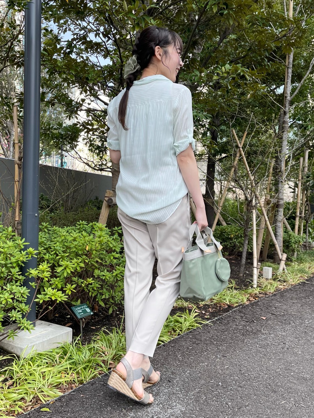 グリーン系のシャツ/ブラウス、ベージュ系のその他パンツ、その他のサンダルを着用したレディースの春コーディネートの3枚目の写真