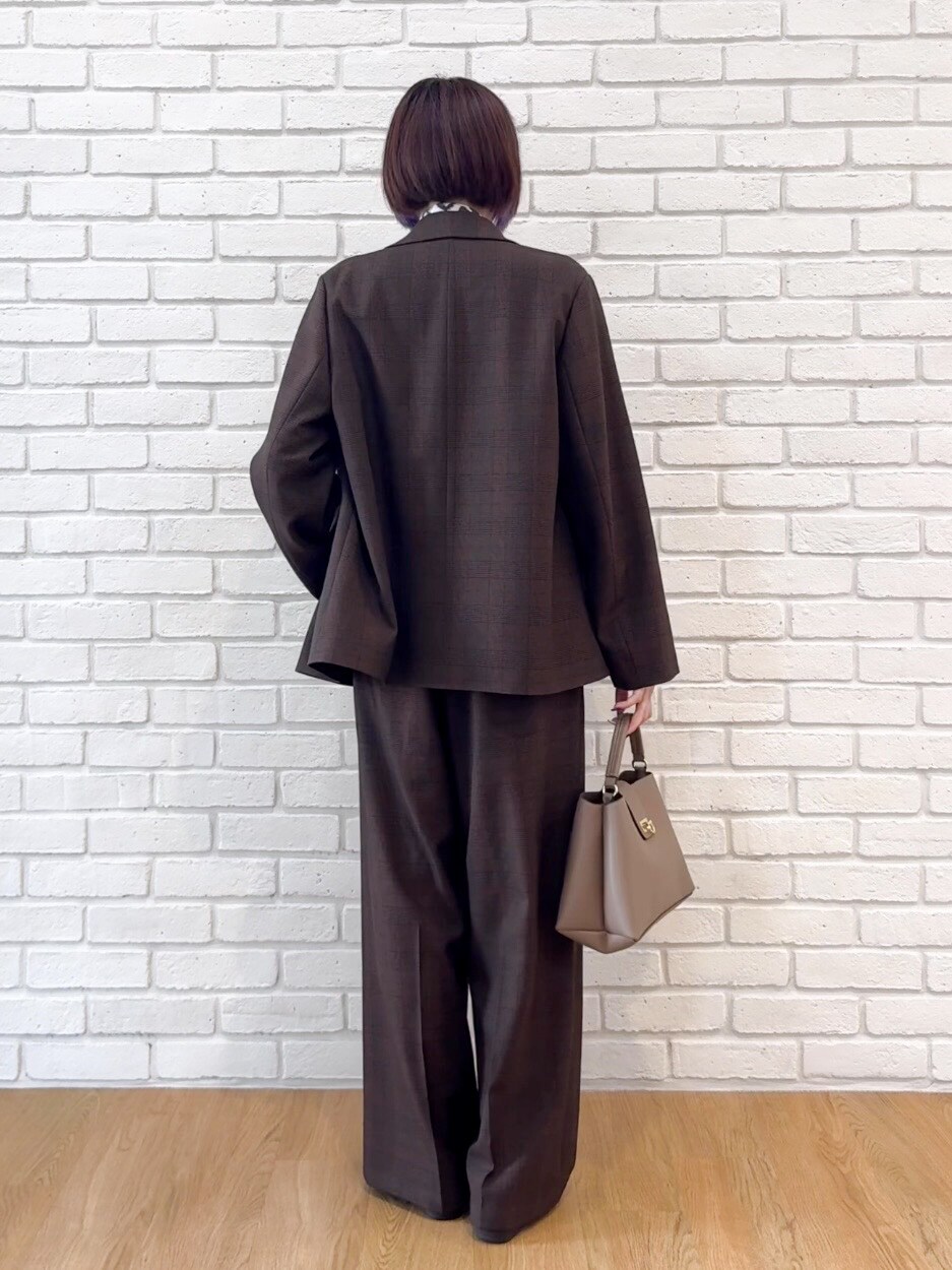 レッド系のニット/セーター、ブラウン系のその他パンツ、ブラウン系のその他シューズを着用したレディースの秋コーディネートの3枚目の写真