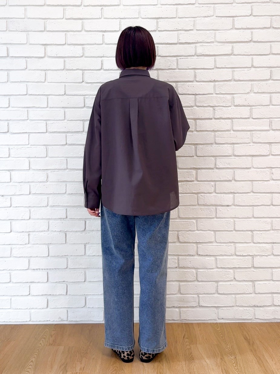 ブラウン系のシャツ/ブラウス、ブラック系のタンクトップ、ブルー系のデニムパンツを着用したレディースの夏コーディネートの7枚目の写真