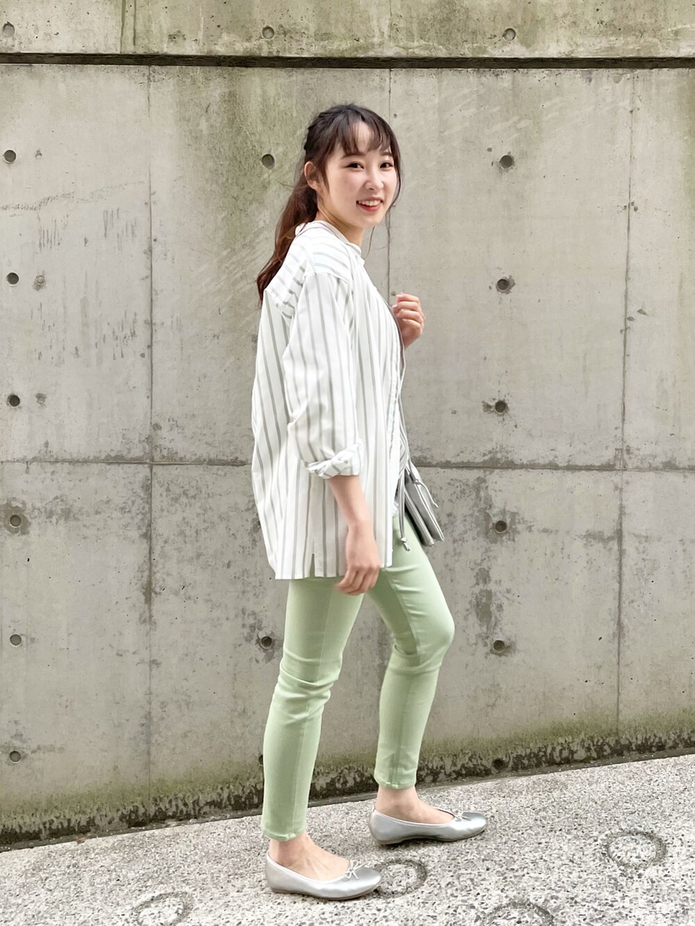 グリーン系のシャツ/ブラウス、グリーン系のその他パンツ、シルバー系のその他シューズを着用したレディースの春コーディネートの2枚目の写真