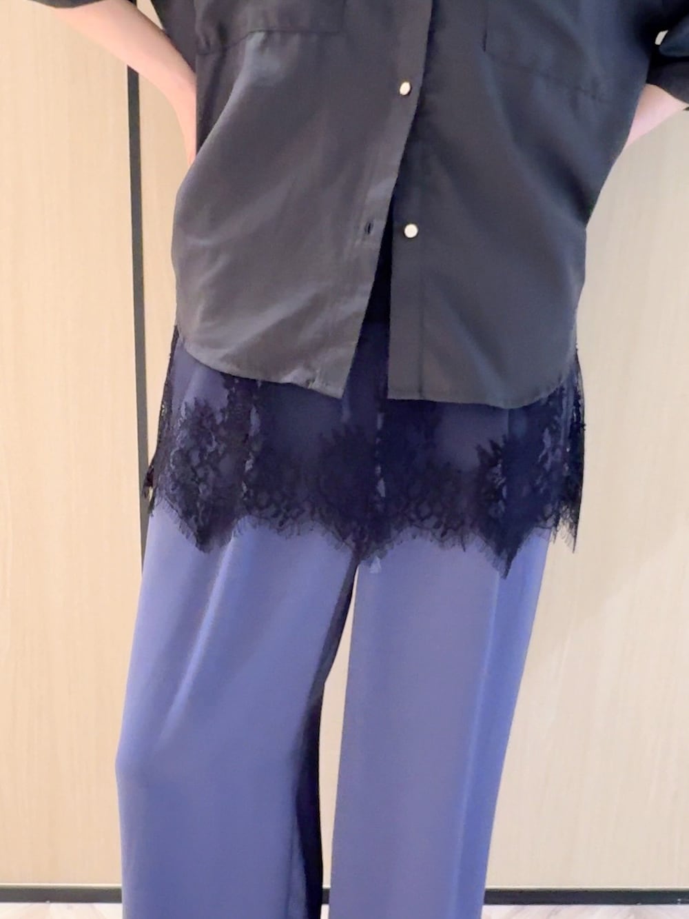 グレー系のシャツ/ブラウス、ブラック系のタンクトップ、ブルー系のその他パンツを着用したレディースの夏コーディネートの8枚目の写真