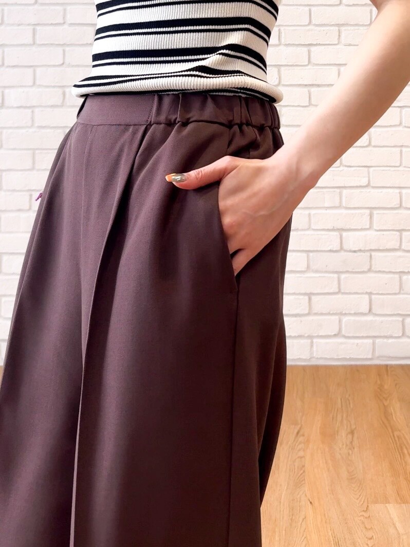 ブラック系のシャツ/ブラウス、ベージュ系のニット/セーター、ブラウン系のその他パンツを着用したレディースの夏コーディネートの8枚目の写真