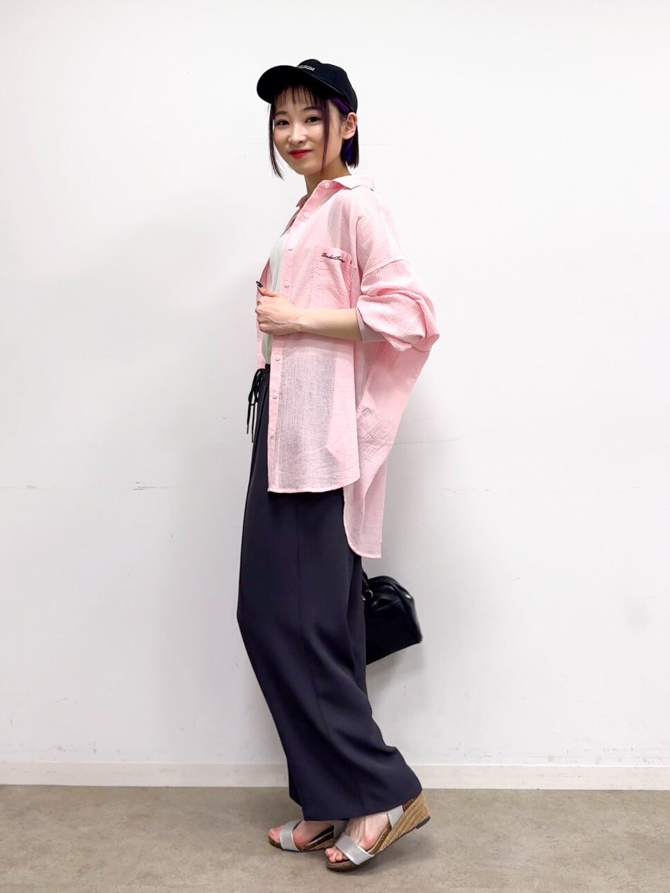 ピンク系のシャツ/ブラウス、ホワイト系のTシャツ/カットソー、グレー系のその他パンツを着用したレディースの春コーディネートの4枚目の写真